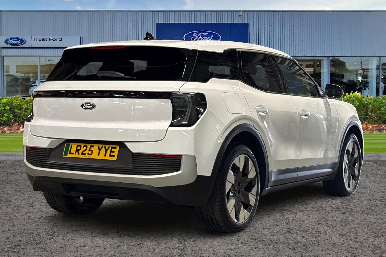 Ford Explorer Photo 3
