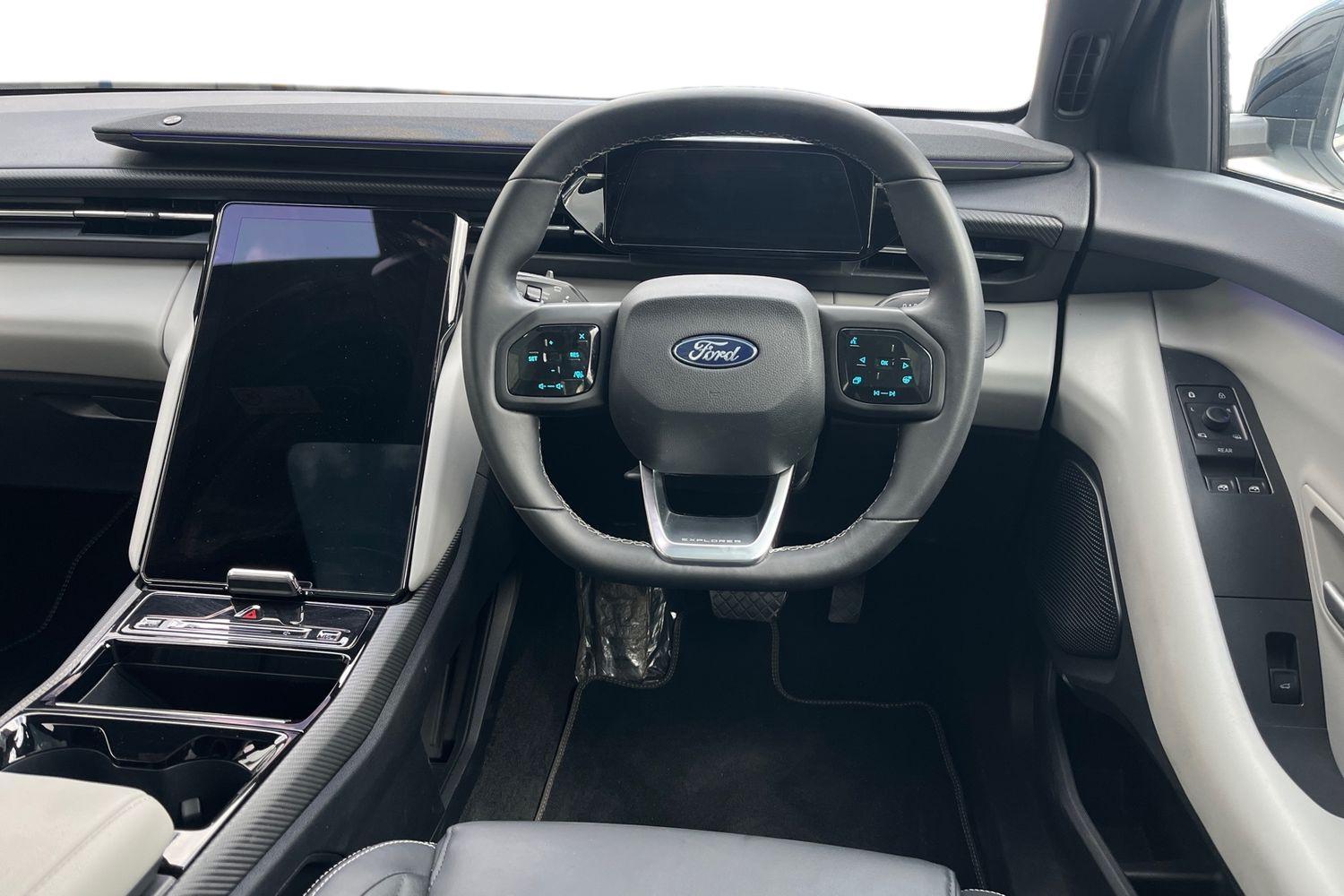 Ford Explorer Photo 10