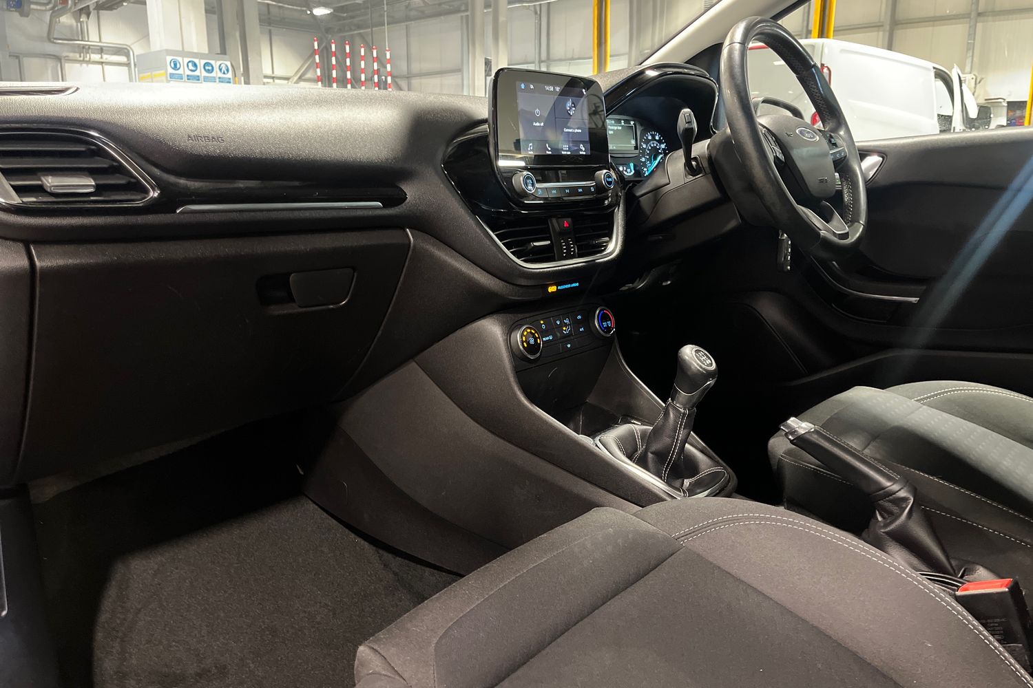 Ford FIESTA Photo 17