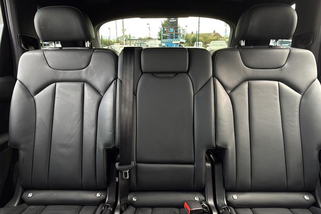 AUDI Q7 Photo 42