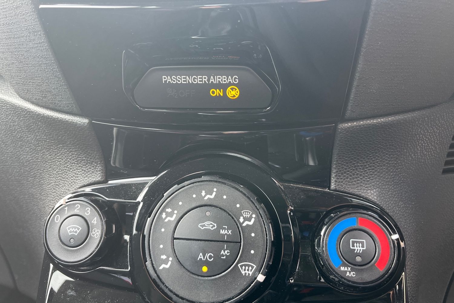 Ford FIESTA Photo 32