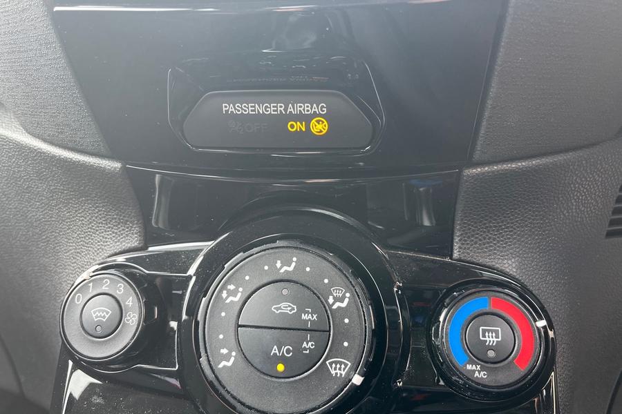 Ford FIESTA Photo autoimg-a935b0105c89bb9089971fd0a7ca562438205ede.jpg