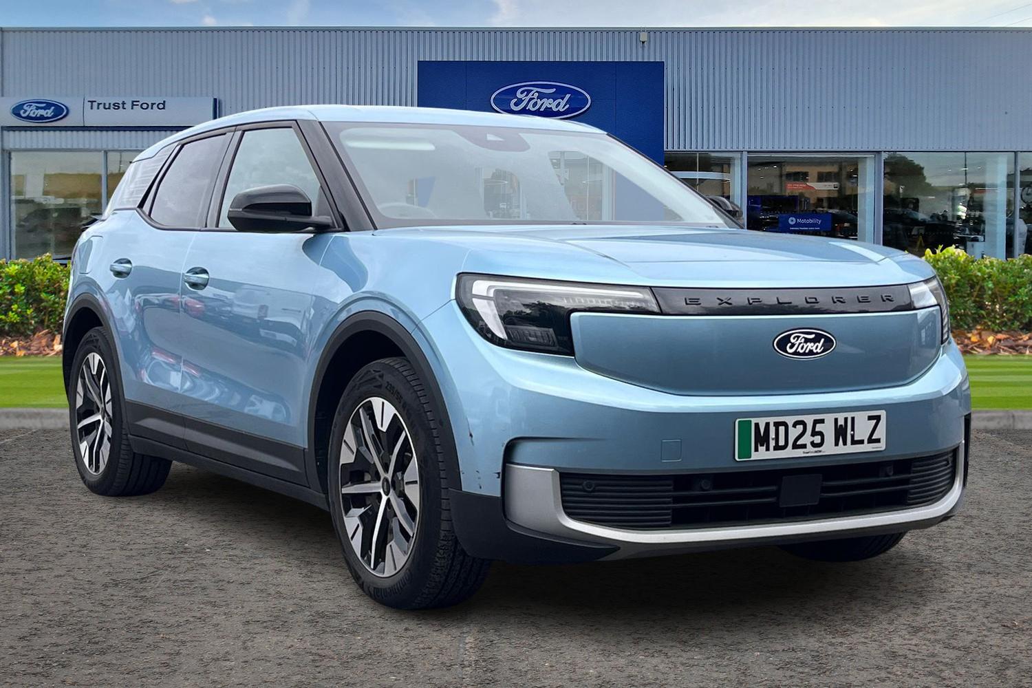 Ford Explorer Photo 0