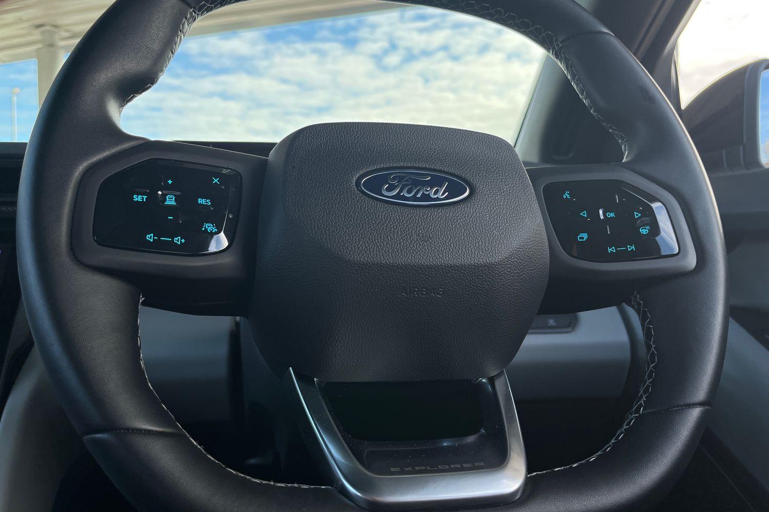 Ford Explorer Photo 32
