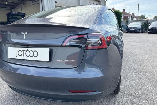 TESLA Model 3 Photo 18