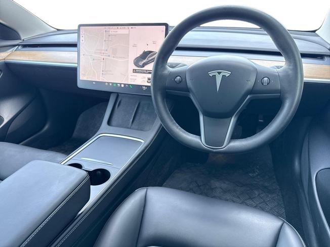 TESLA Model 3 Photo 11