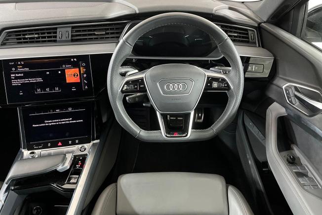 AUDI Q8 E-Tron Photo 11
