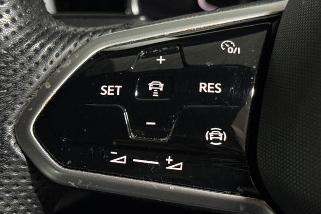 VOLKSWAGEN T-Roc Photo 16
