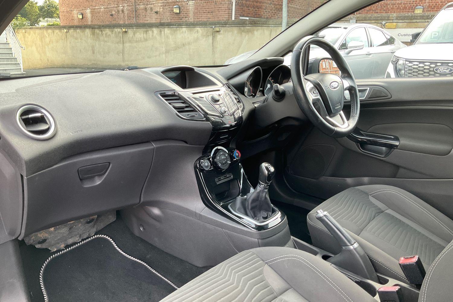 Ford FIESTA Photo 17