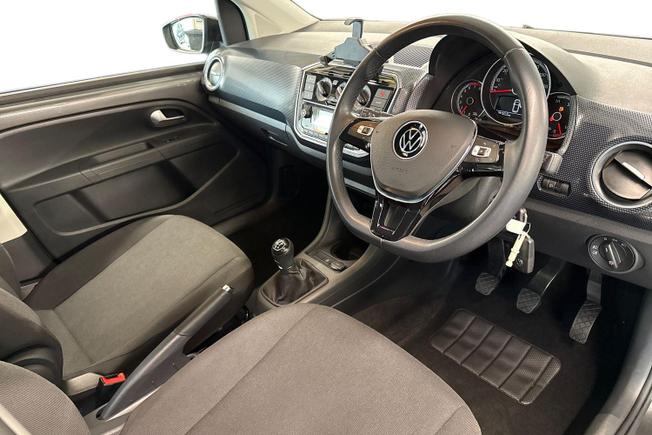 VOLKSWAGEN Up Photo 6