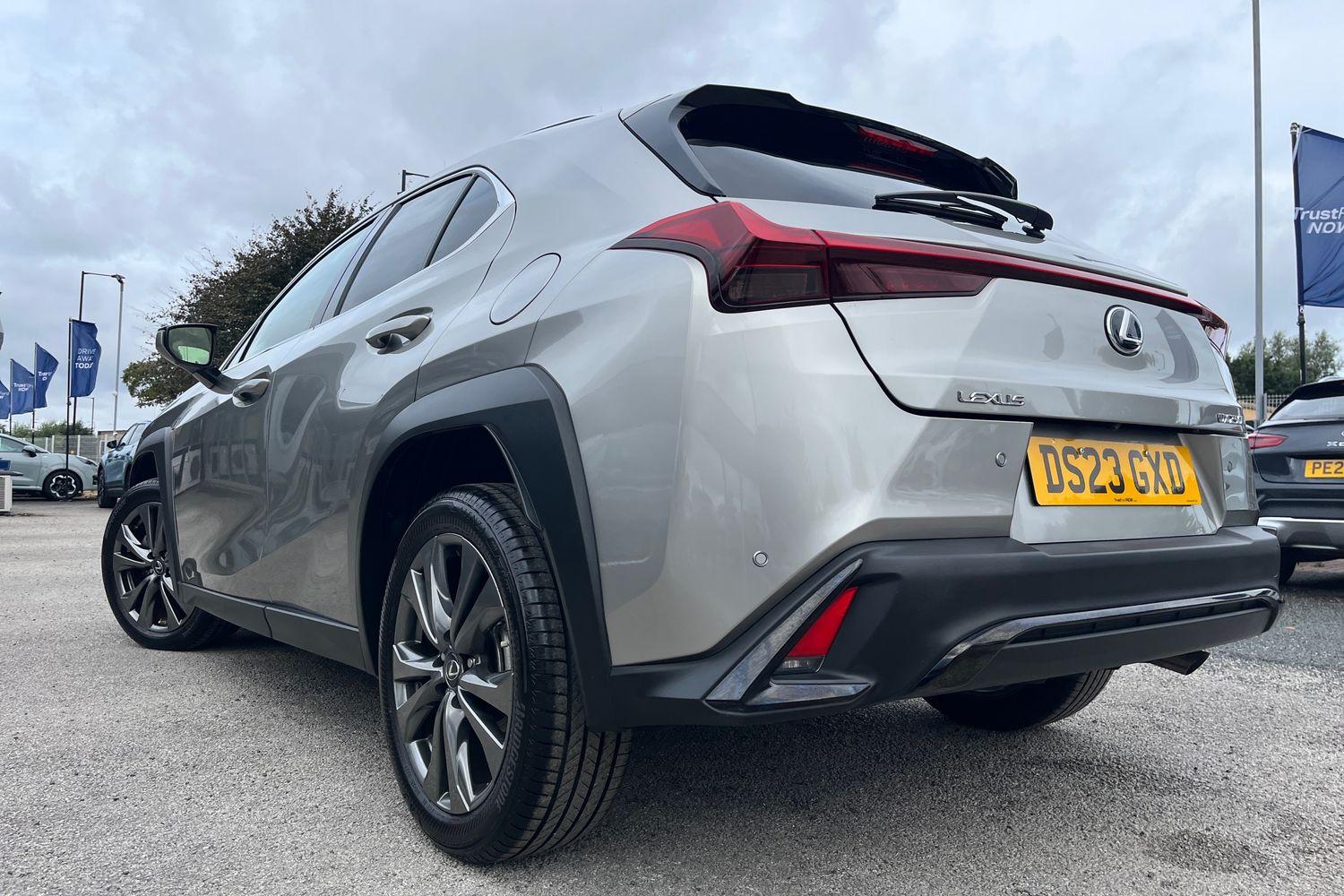 Lexus UX Photo 37
