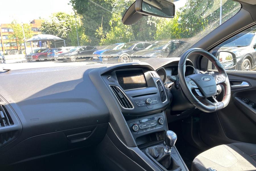 Ford FOCUS Photo autoimg-aa373fd59d3d174d6511521f25cf7147ab0f6f7d.jpg