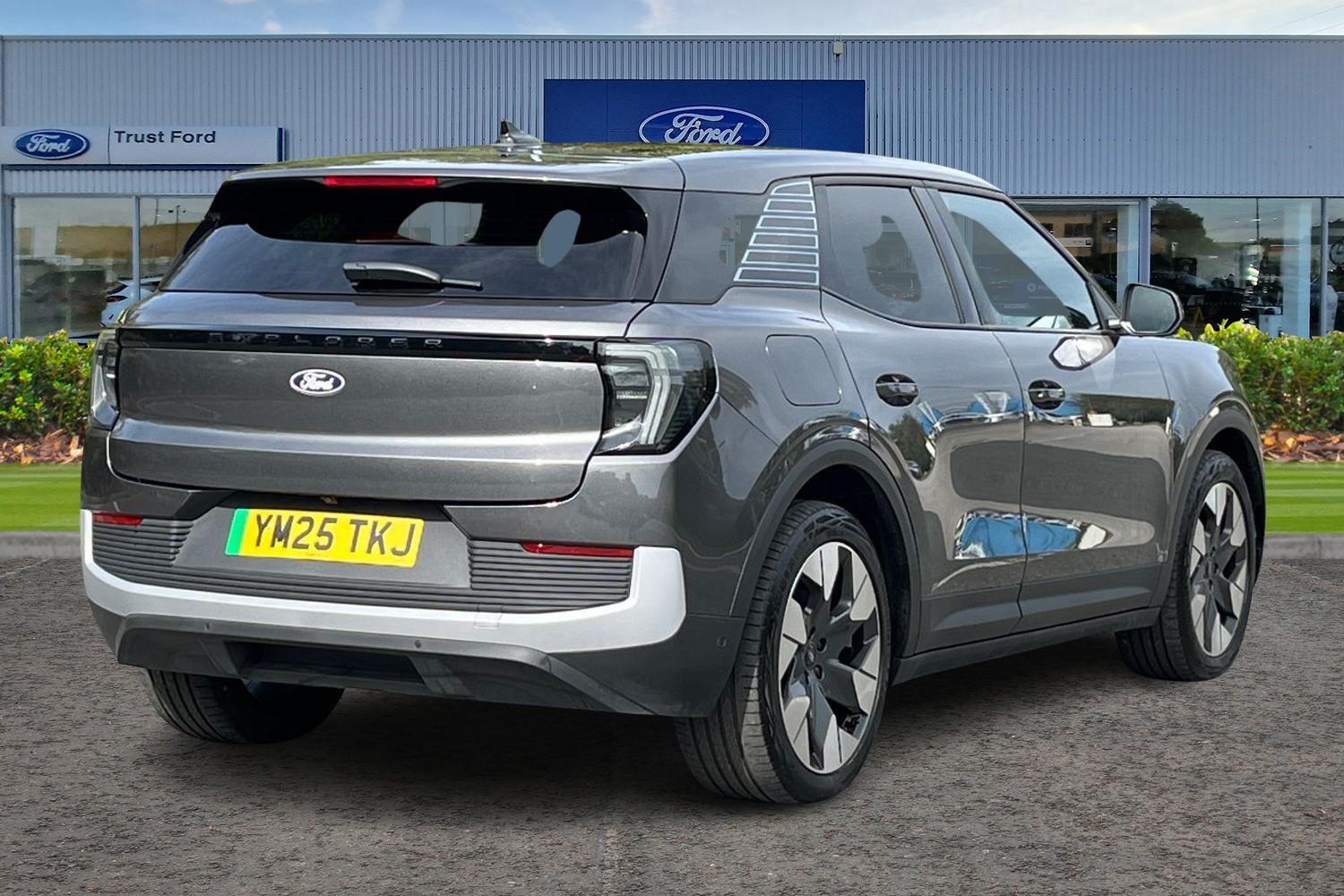 Ford Explorer Photo 3
