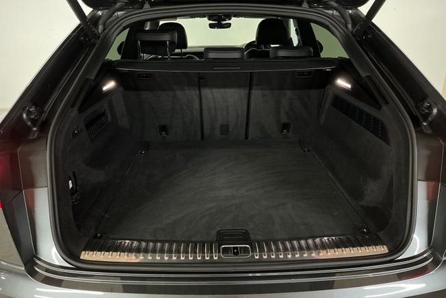 AUDI Q8 Photo 12