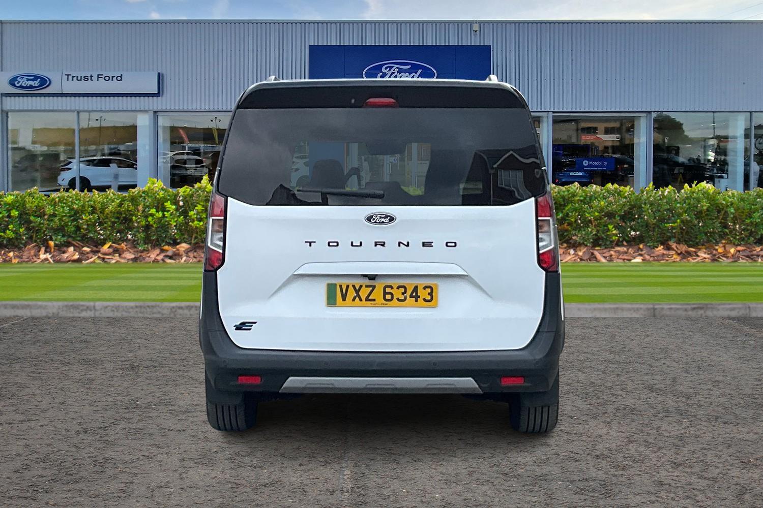 Ford E-Tourneo Courier Photo 6