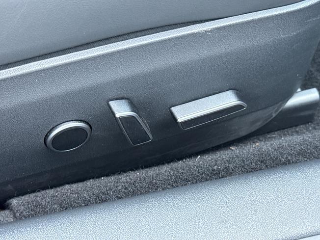 TESLA Model 3 Photo 49