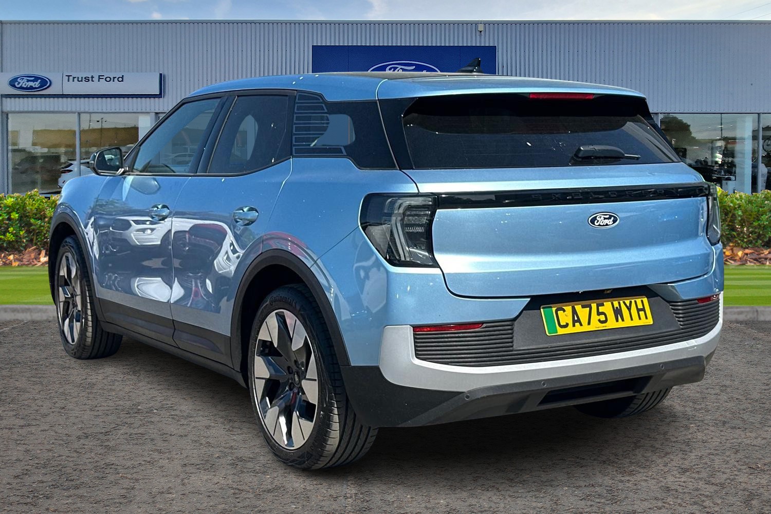 Ford EXPLORER Photo 1