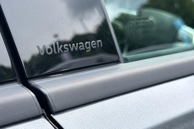 VOLKSWAGEN T-Roc Photo 23