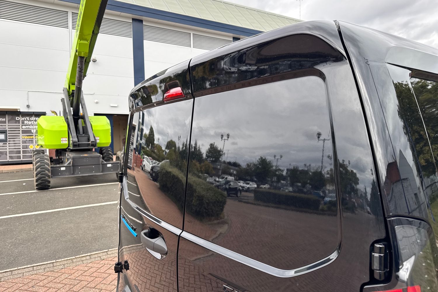 Ford E-TRANSIT COURIER Photo 23