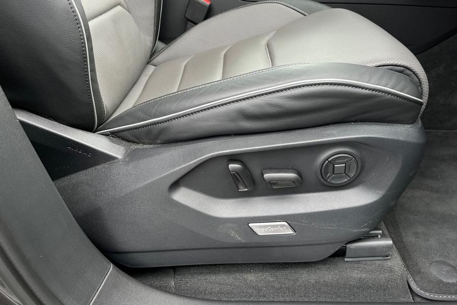 Volkswagen TOUAREG Photo autoimg-ab643094d7b07ee7b78c27569880cae9797f5245.jpg