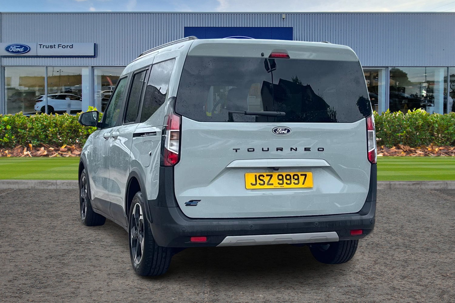 Ford E-Tourneo Courier Photo 1