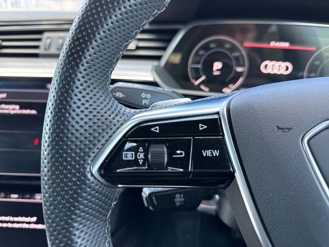 AUDI e-tron Photo 16