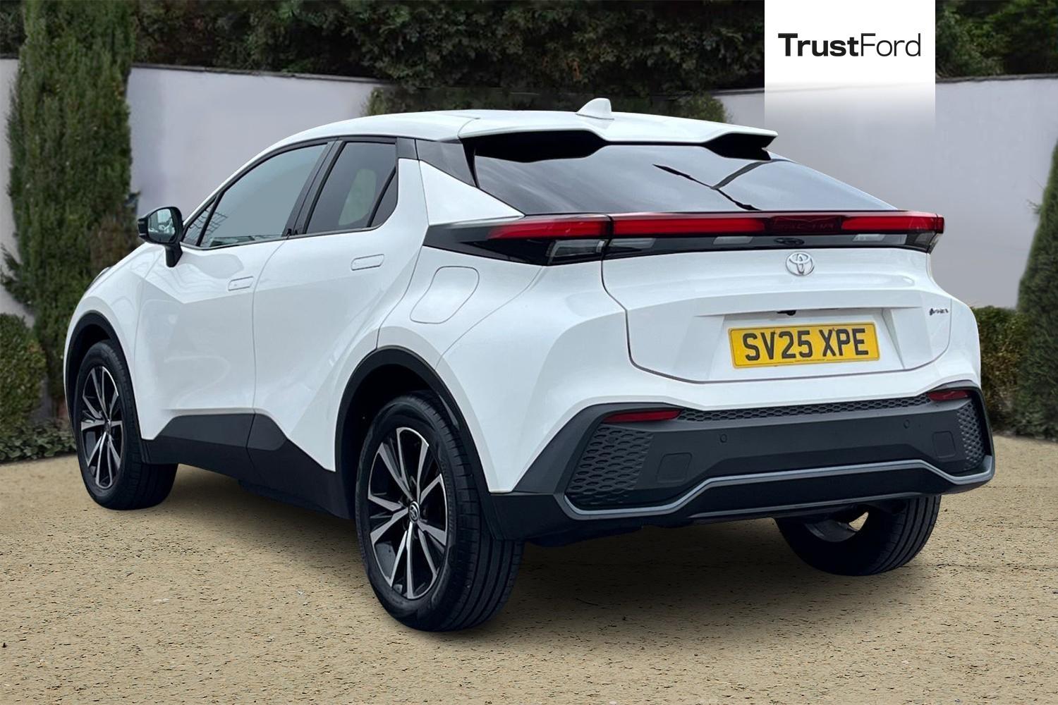 Toyota C-HR Photo 1