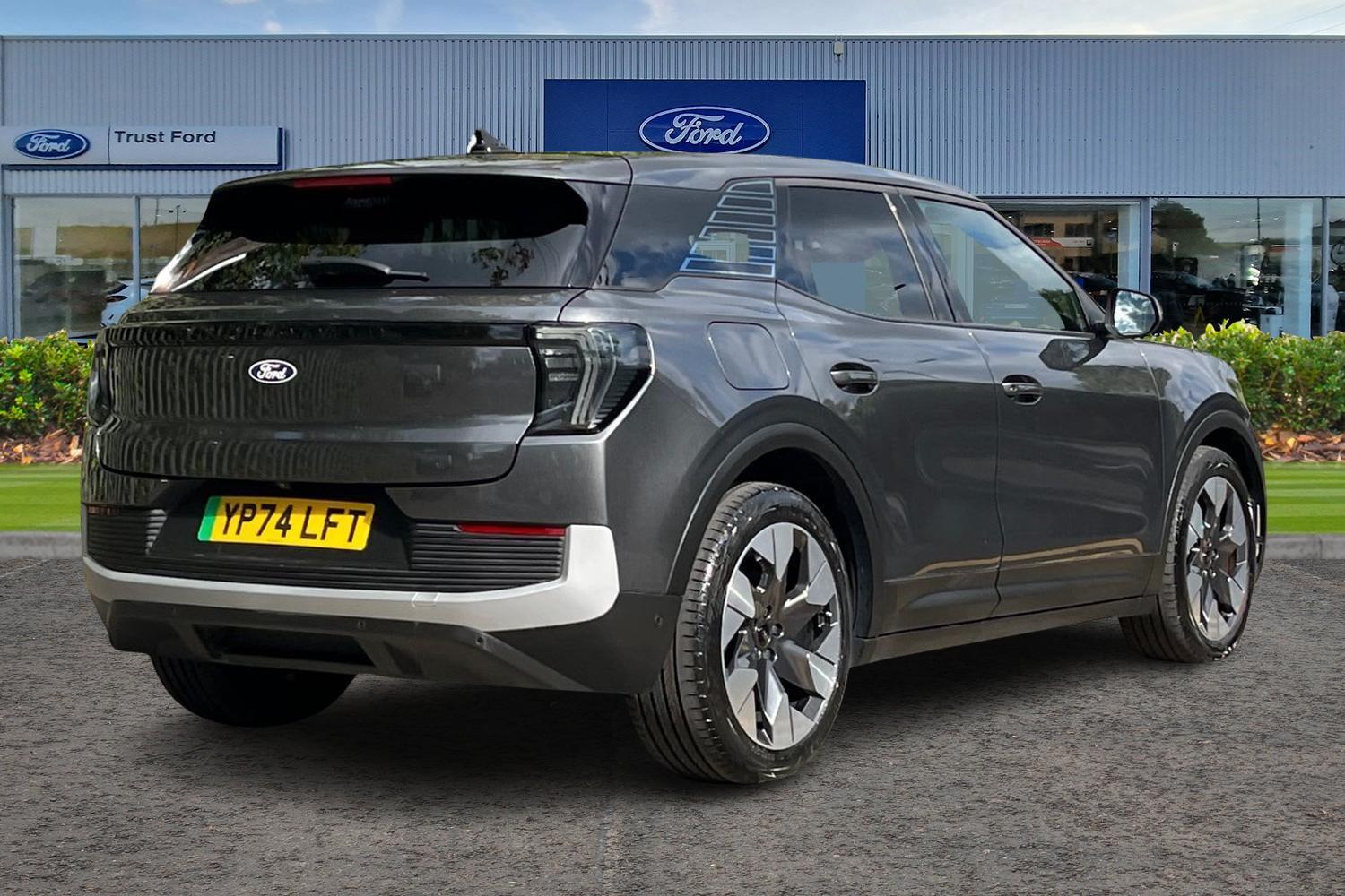 Ford Explorer Photo 3
