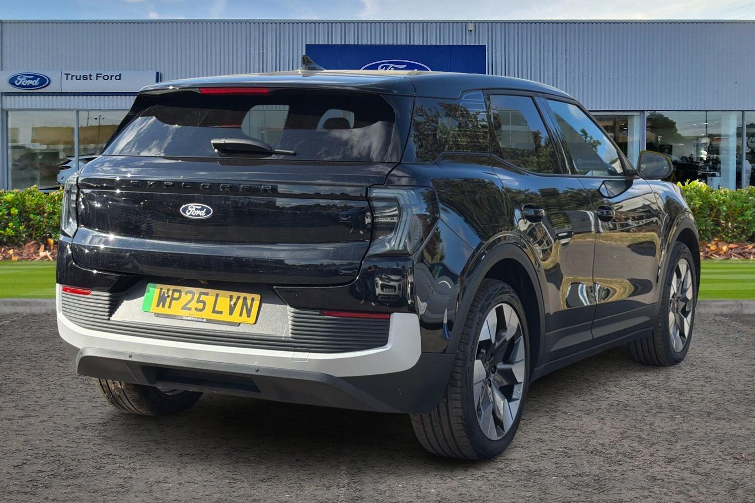 Ford EXPLORER Photo 3