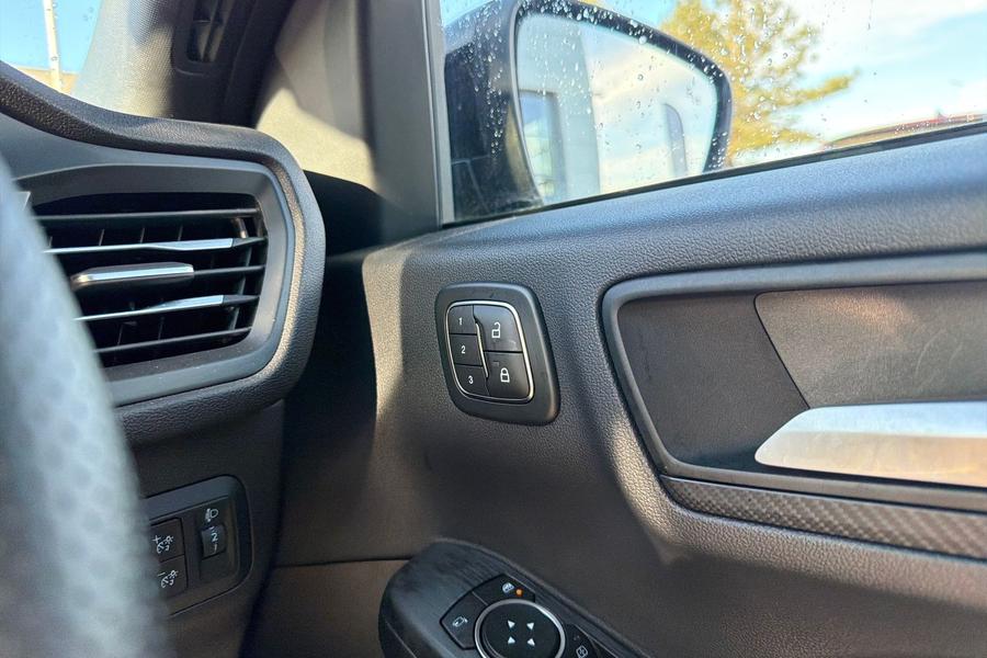 Ford KUGA Photo autoimg-abf1209f5612689c591bebf3da7d2a2bbcf8e6dc.jpg