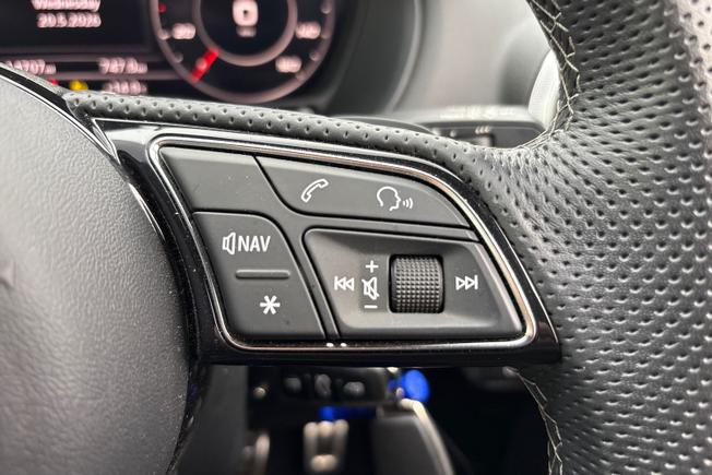 AUDI Sq2 Photo 17