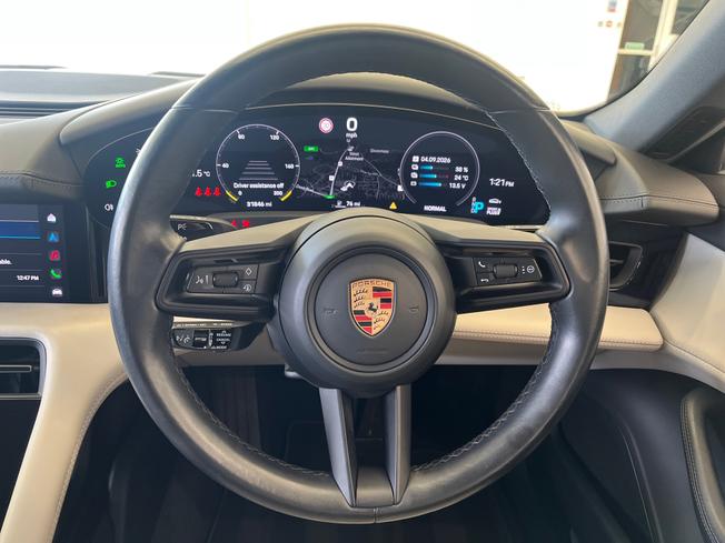 PORSCHE Taycan Photo 17