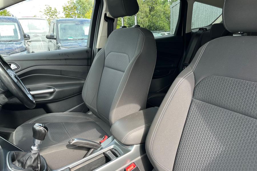 Ford Kuga Photo autoimg-ac6d1e3dbc3b90fce50f9ee75c1b00e955ac32a9.jpg