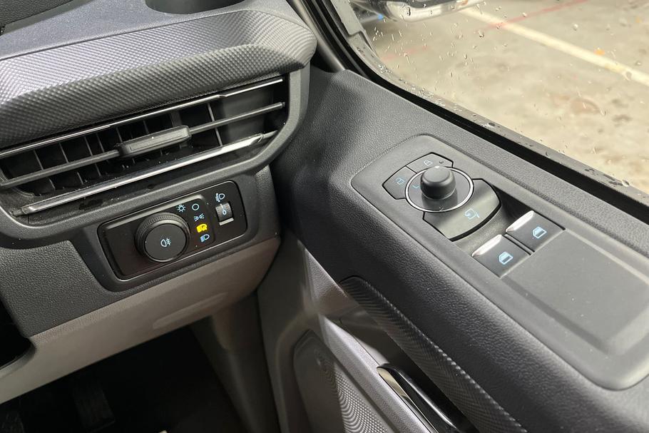 Used Ford TRANSIT CUSTOM WO25ULR 38