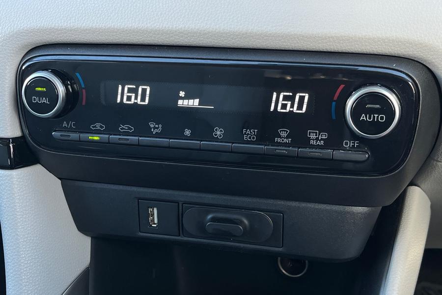 Toyota YARIS Photo autoimg-ac8f3d328334f0252d6f62aa338d15352e6d4e1f.jpg