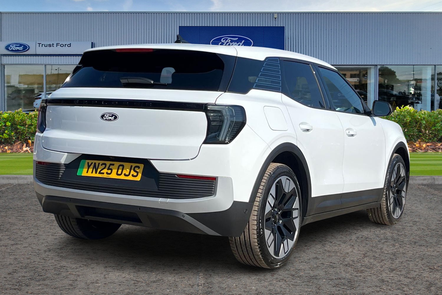 Ford EXPLORER Photo 3