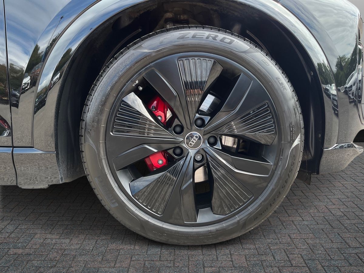 Audi Q6 e-tron Photo 8