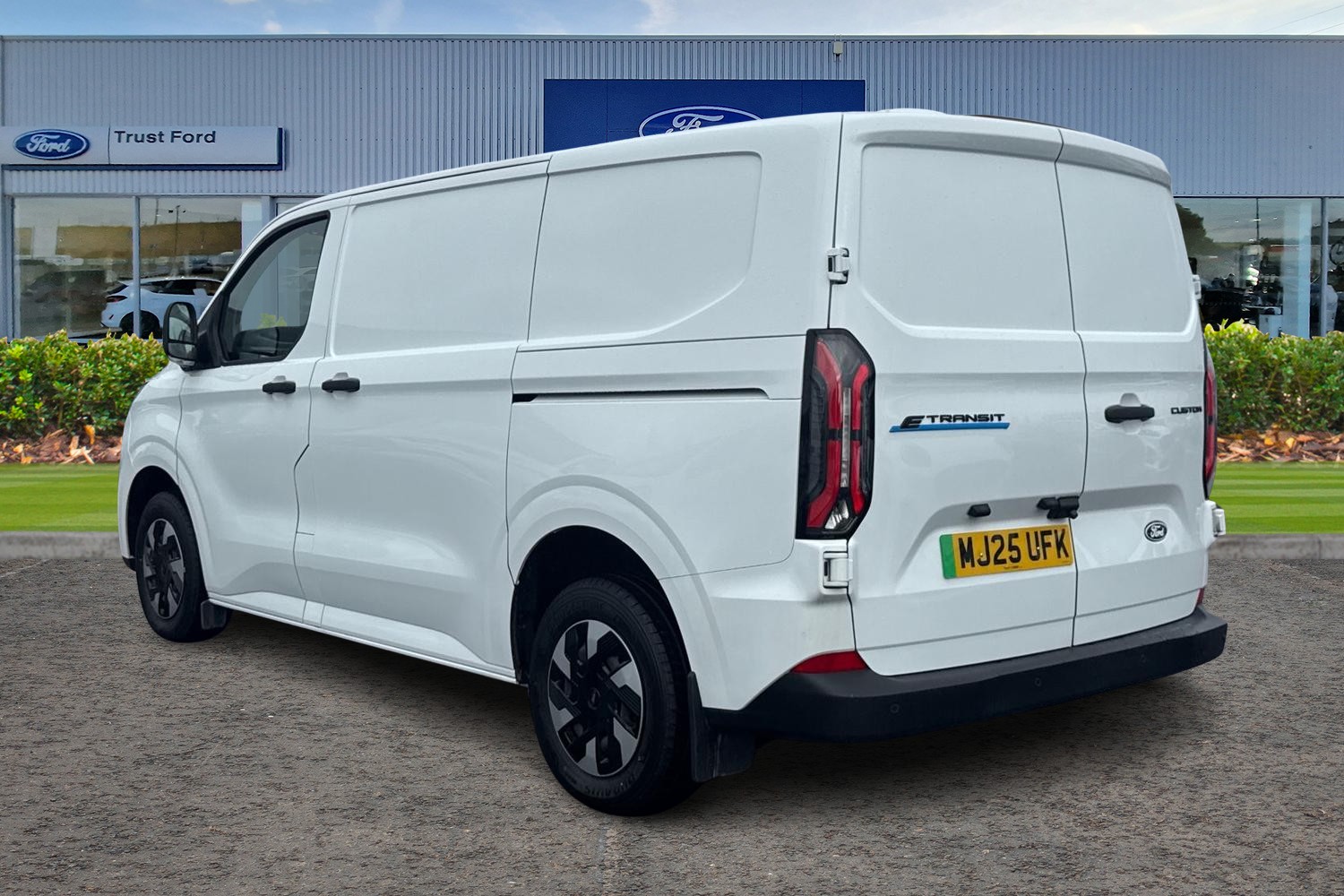 Ford E-TRANSIT CUSTOM Photo 1