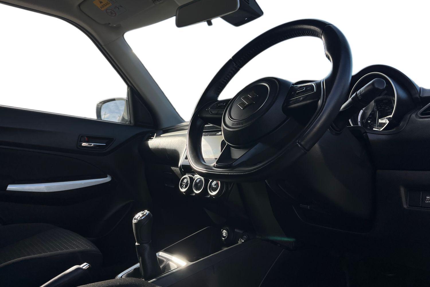 Suzuki SWIFT Photo 8