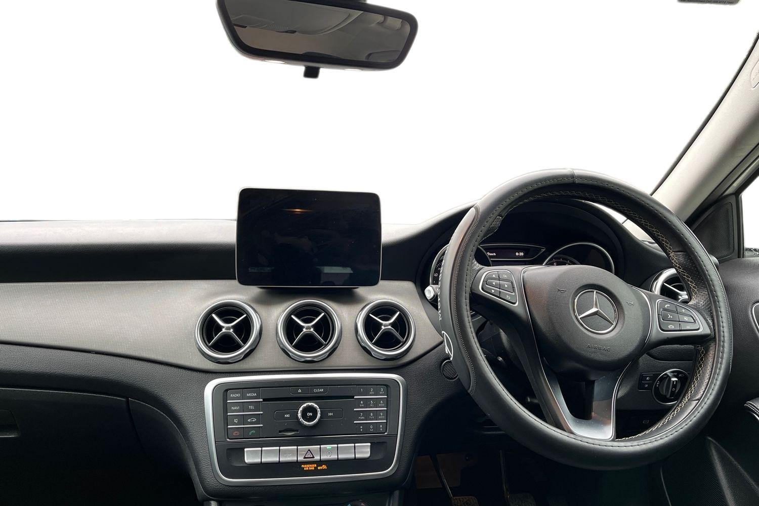 Mercedes-Benz GLA Photo 9