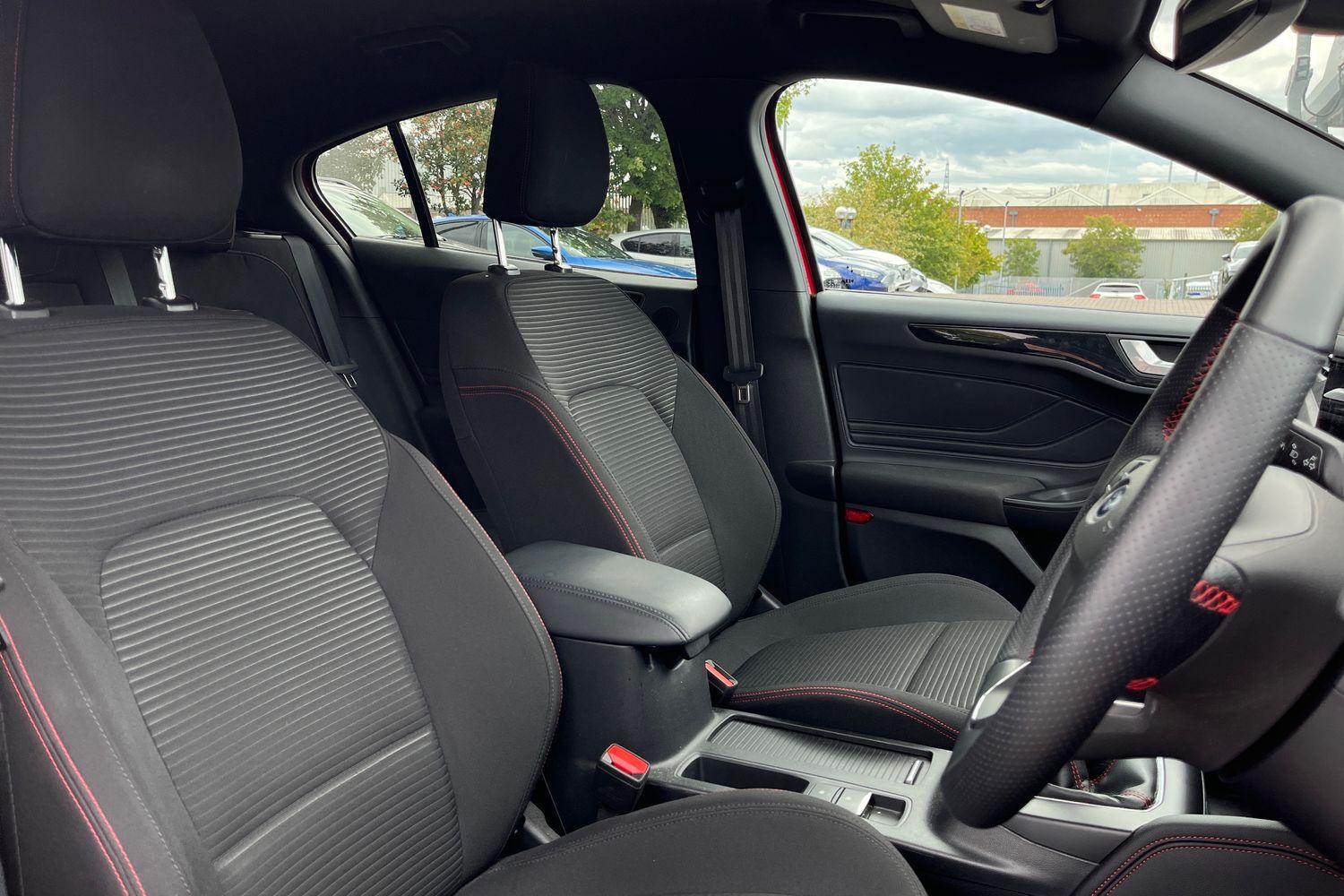 Ford Focus Photo 16