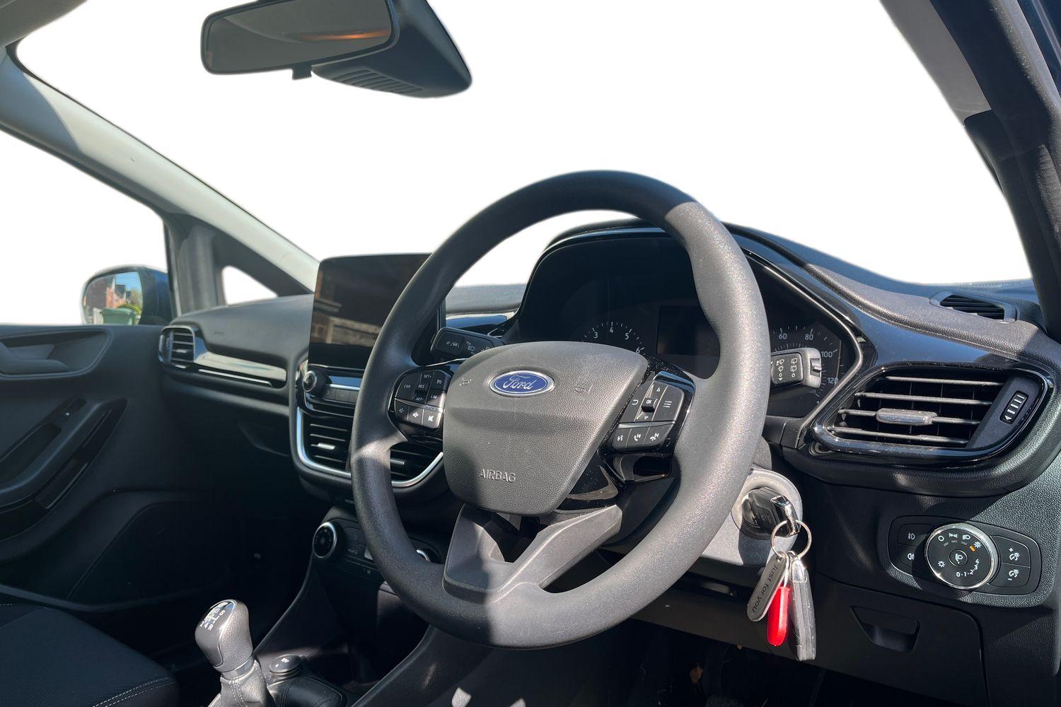 Ford FIESTA Photo 8