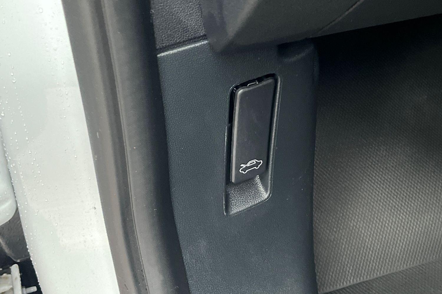 Ford E-TRANSIT COURIER Photo 24