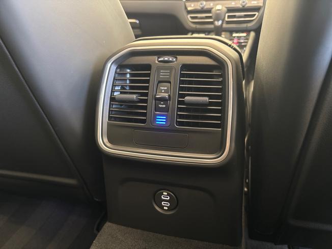 PORSCHE Macan Photo 50