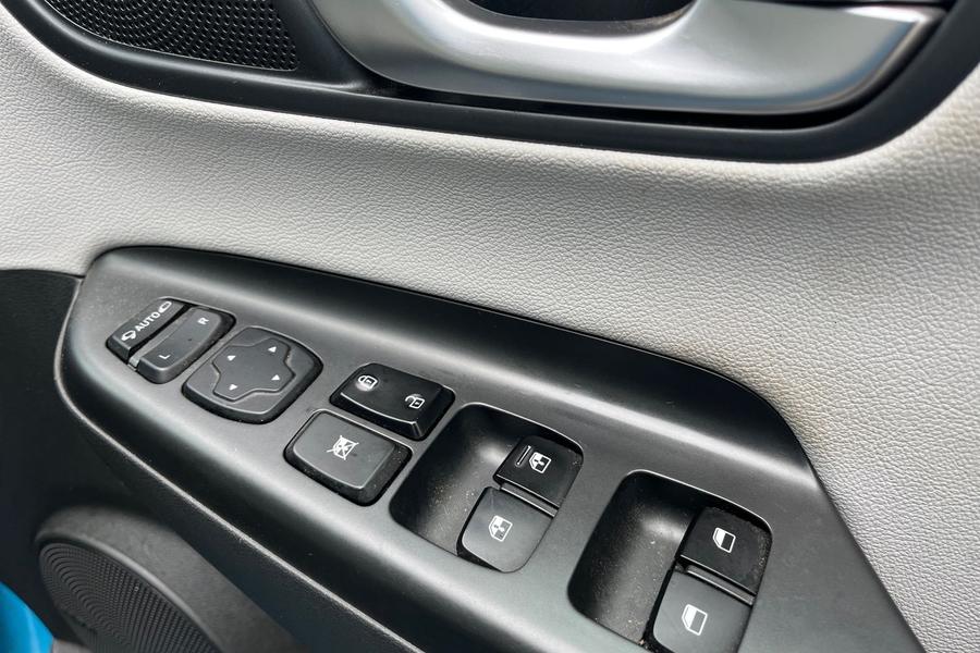 Hyundai KONA Photo autoimg-ad59b22bbf0553422ea067355a4a6ef99c0178ec.jpg