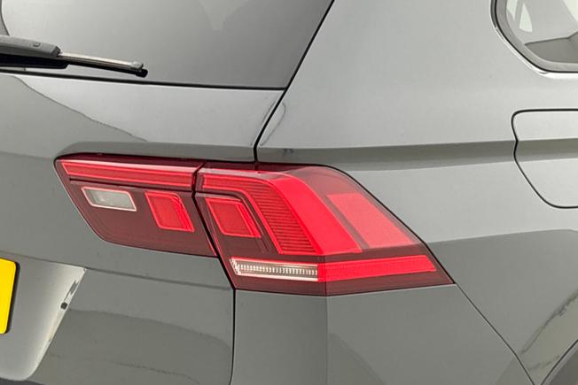 VOLKSWAGEN Tiguan Photo 18