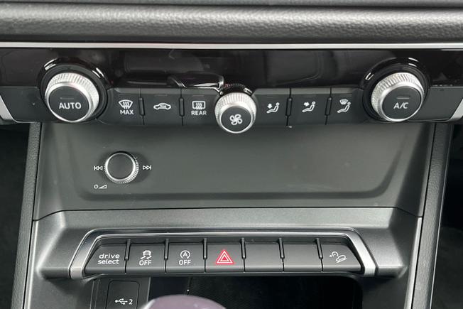 AUDI Q3 Photo 22