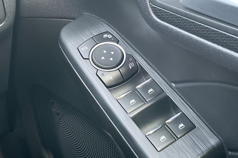 Ford Kuga Photo autoimg-ad7d3381fcbbf789b02943aadce1ce74da31e213.jpg