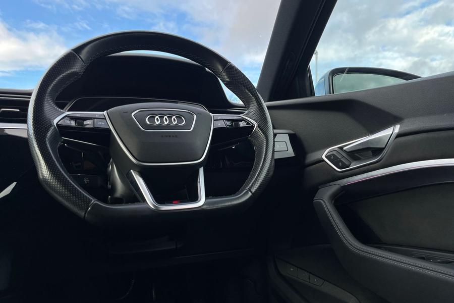 Audi e-tron Photo autoimg-ad7f531203684a2f1b5bc878bdfa8b79c9fb7e38.jpg