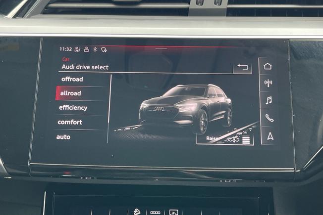 AUDI e-tron Photo 23